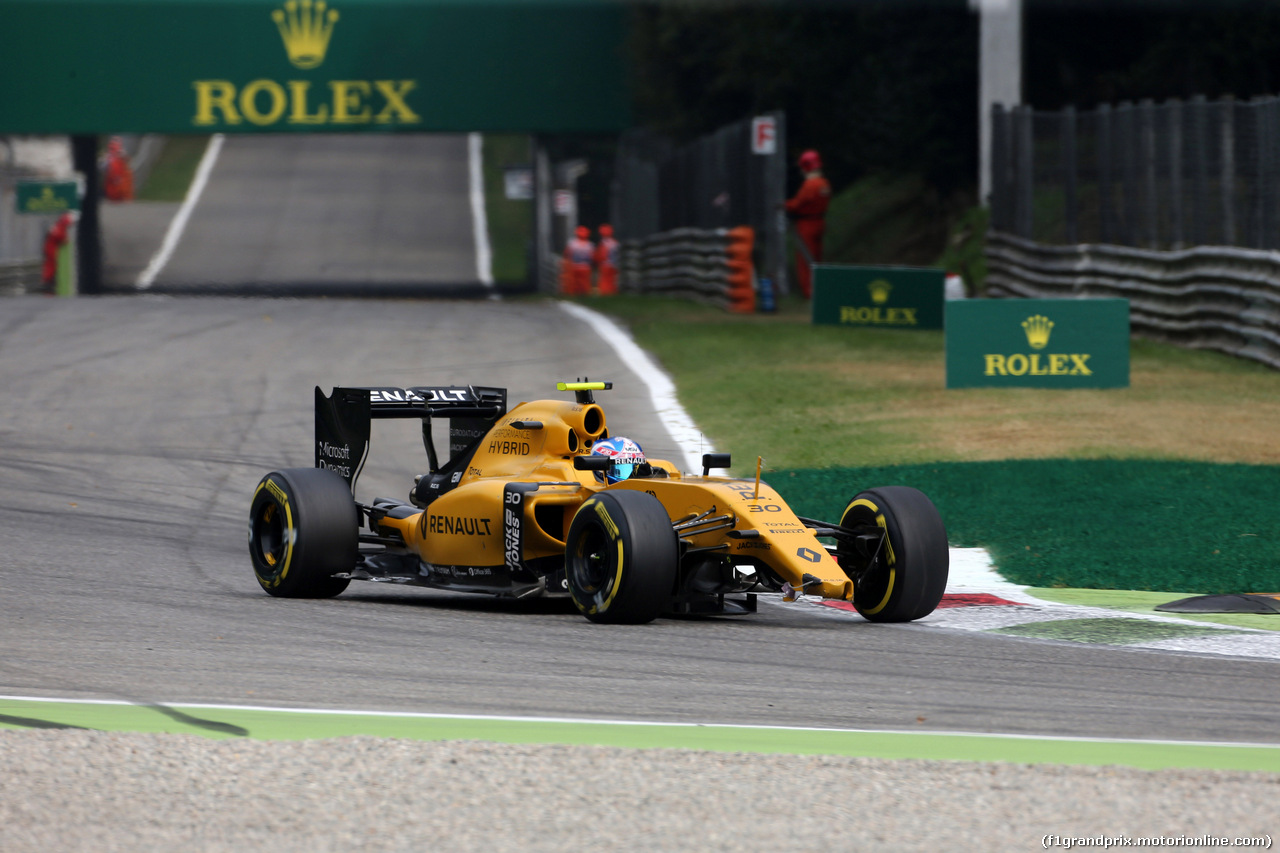 GP ITALIA, 04.09.2016 - Gara, Jolyon Palmer (GBR) Renault Sport F1 Team RS16 with a broken front wing