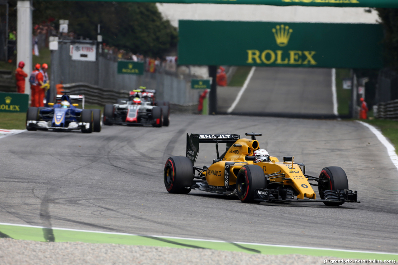 GP ITALIA, 04.09.2016 - Gara, Kevin Magnussen (DEN) Renault Sport F1 Team RS16 davanti a Marcus Ericsson (SUE) Sauber C34