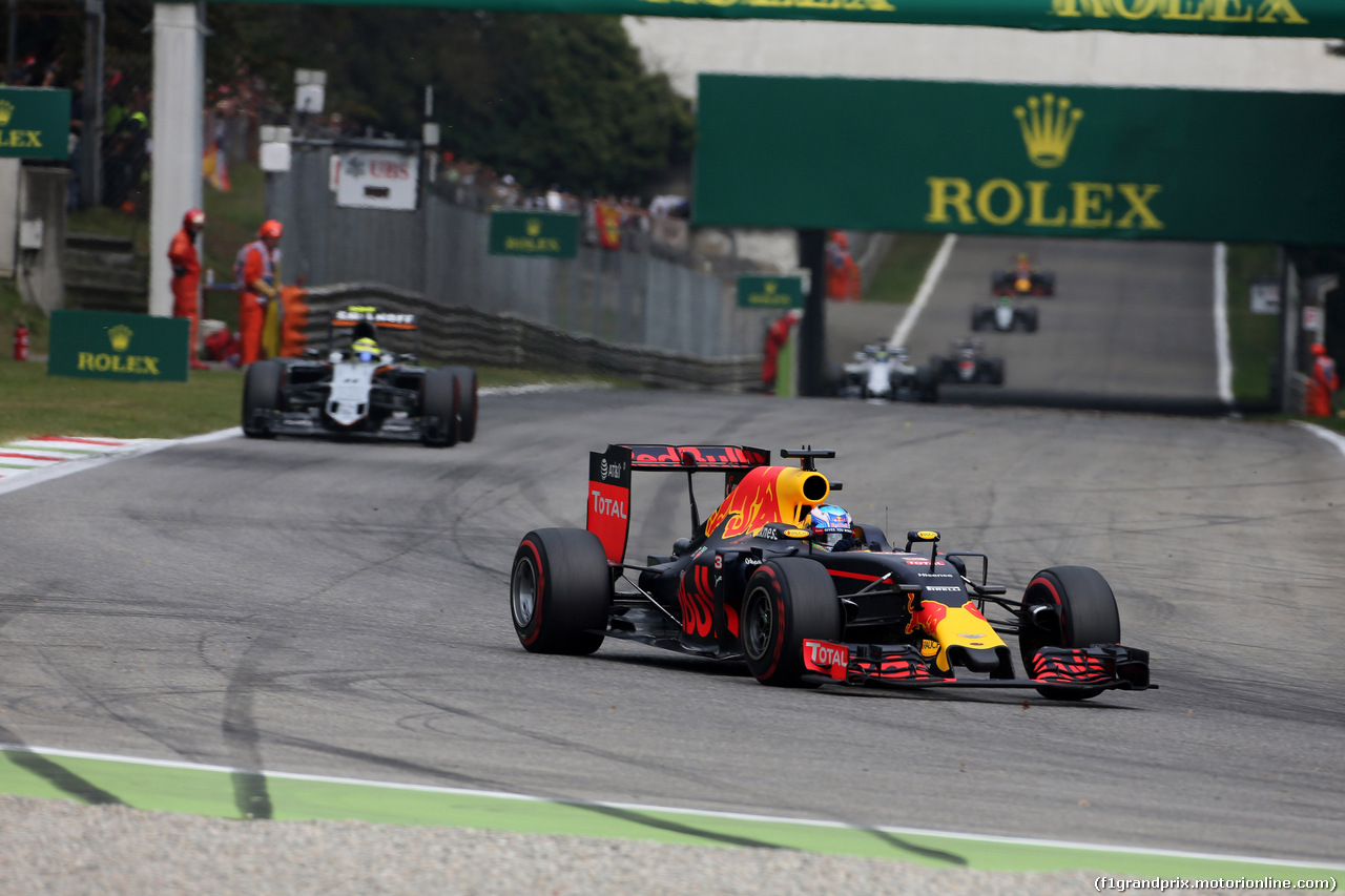 GP ITALIA, 04.09.2016 - Gara, Daniel Ricciardo (AUS) Red Bull Racing RB12 davanti a Sergio Perez (MEX) Sahara Force India F1 VJM09