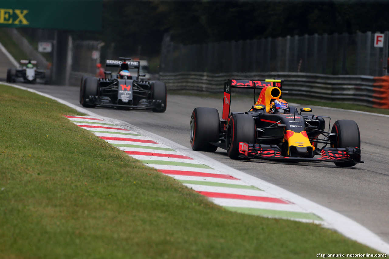 GP ITALIA, 04.09.2016 - Gara, Max Verstappen (NED) Red Bull Racing RB12 davanti a Fernando Alonso (ESP) McLaren Honda MP4-31