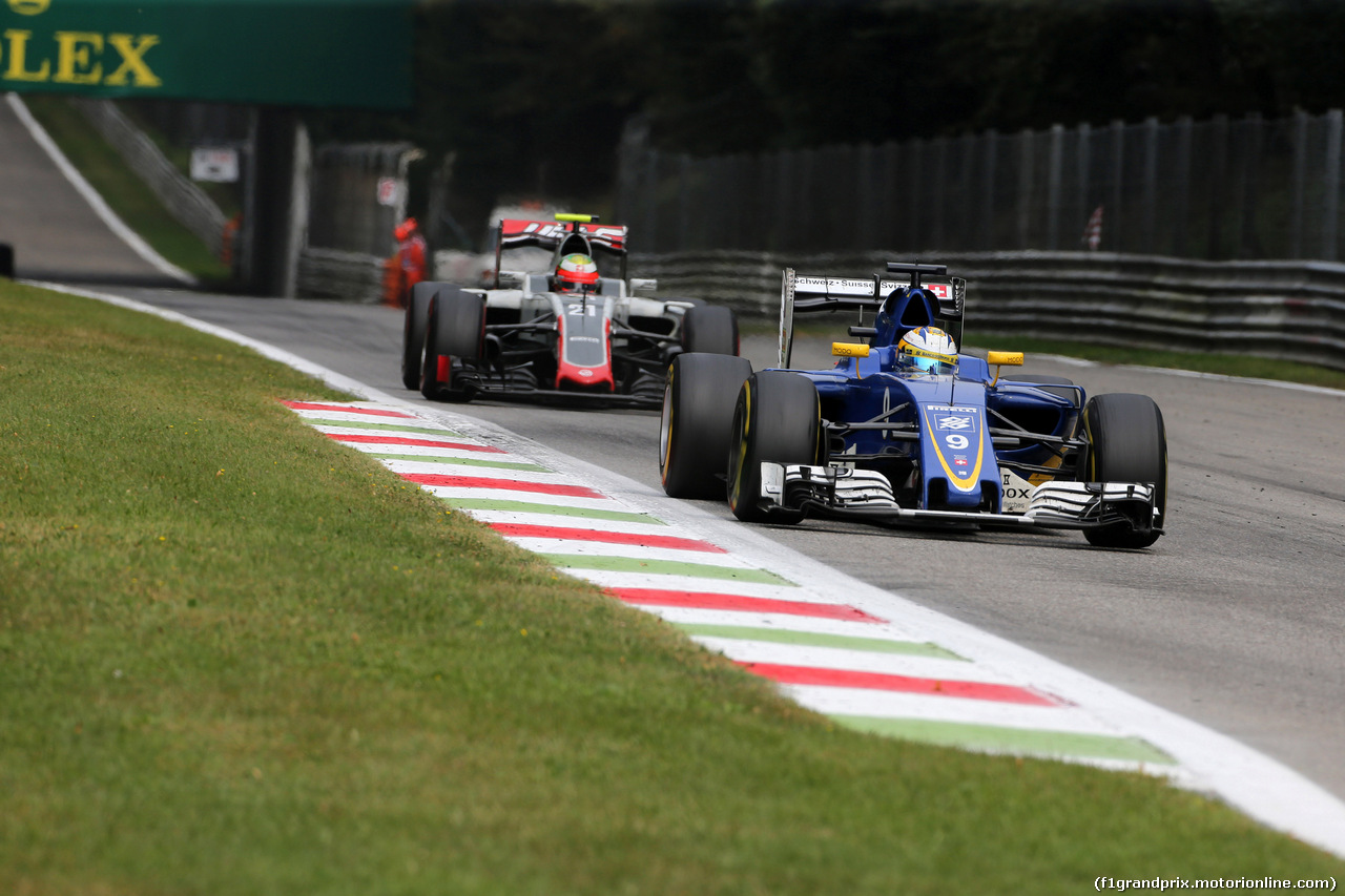 GP ITALIA, 04.09.2016 - Gara, Marcus Ericsson (SUE) Sauber C34 davanti a Esteban Gutierrez (MEX) Haas F1 Team VF-16