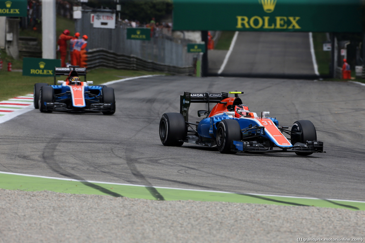 GP ITALIA, 04.09.2016 - Gara, Esteban Ocon (FRA) Manor Racing MRT05 davanti a Pascal Wehrlein (GER) Manor Racing MRT05