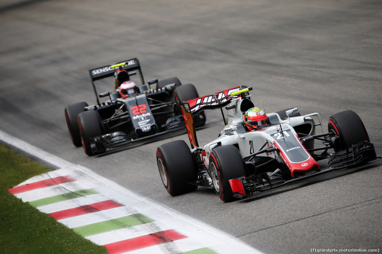 GP ITALIA, 04.09.2016 - Gara, Esteban Gutierrez (MEX) Haas F1 Team VF-16 davanti a Jenson Button (GBR)  McLaren Honda MP4-31