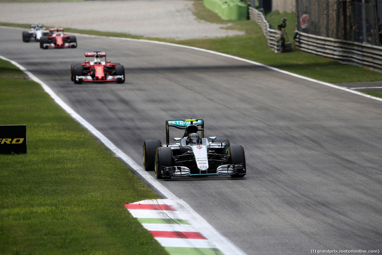 GP ITALIA, 04.09.2016 - Gara, Nico Rosberg (GER) Mercedes AMG F1 W07 Hybrid davanti a Sebastian Vettel (GER) Ferrari SF16-H