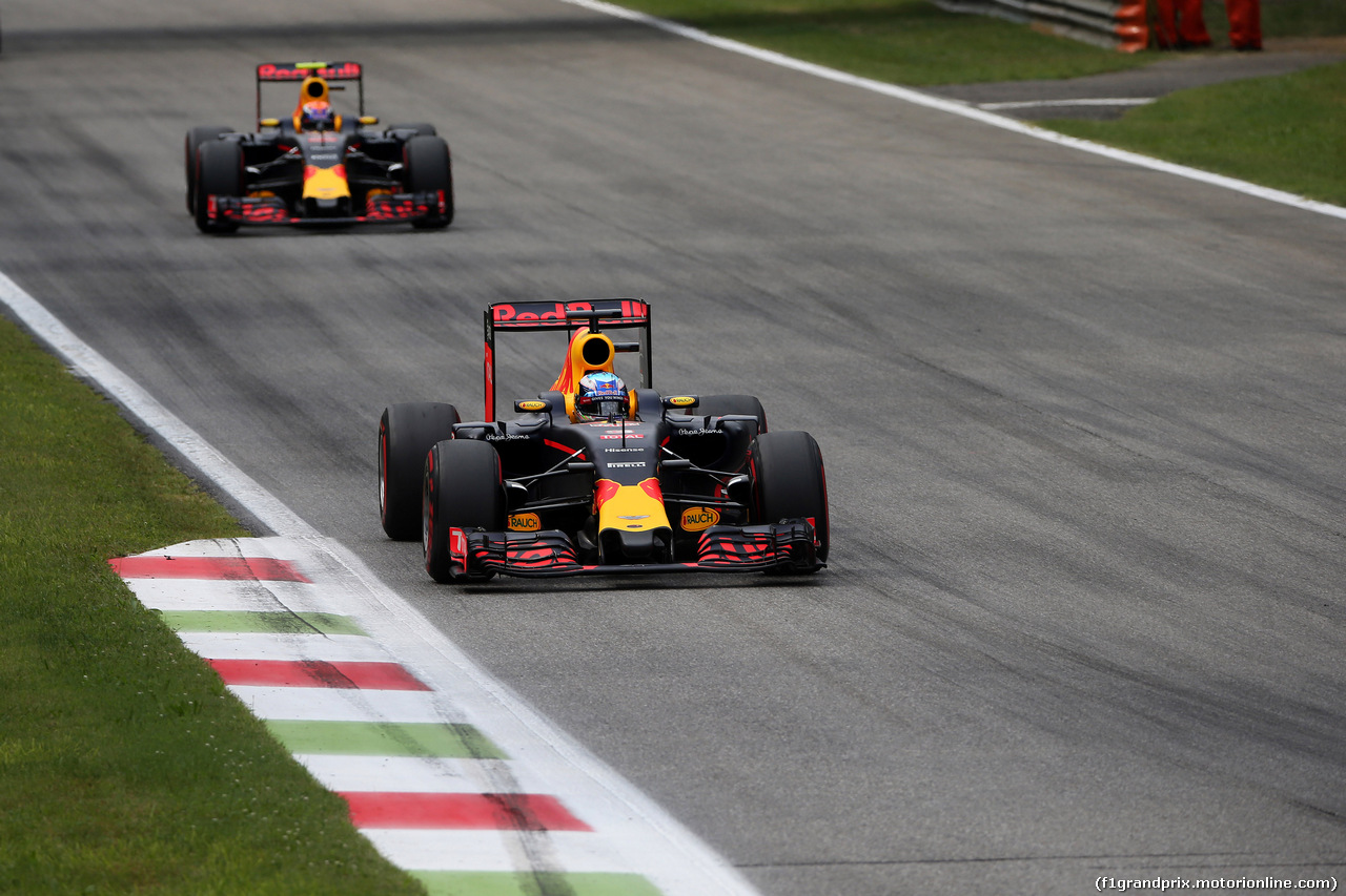 GP ITALIA, 04.09.2016 - Gara, Daniel Ricciardo (AUS) Red Bull Racing RB12 davanti a Max Verstappen (NED) Red Bull Racing RB12