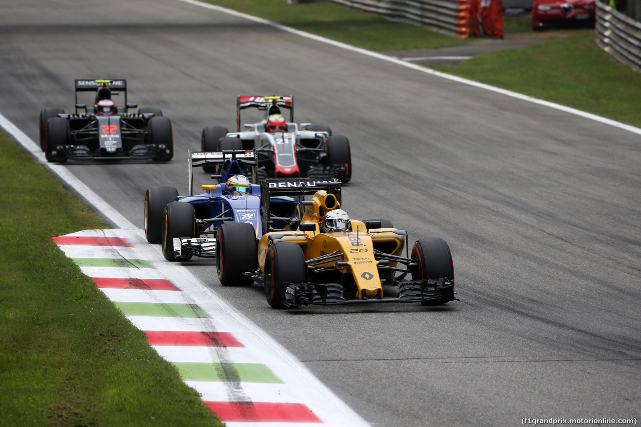 GP ITALIA, 04.09.2016 - Gara, Kevin Magnussen (DEN) Renault Sport F1 Team RS16 davanti a Marcus Ericsson (SUE) Sauber C34