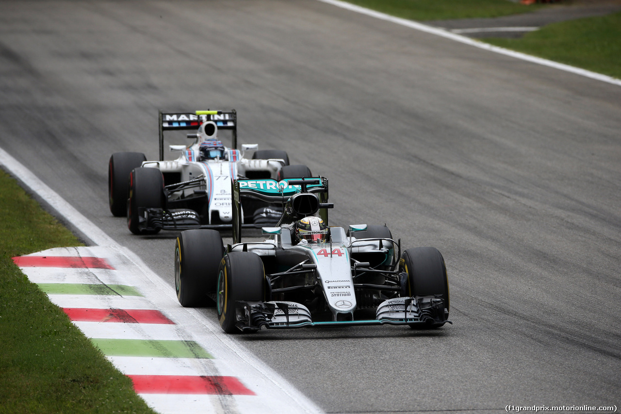 GP ITALIA, 04.09.2016 - Gara, Lewis Hamilton (GBR) Mercedes AMG F1 W07 Hybrid davanti a Valtteri Bottas (FIN) Williams FW38