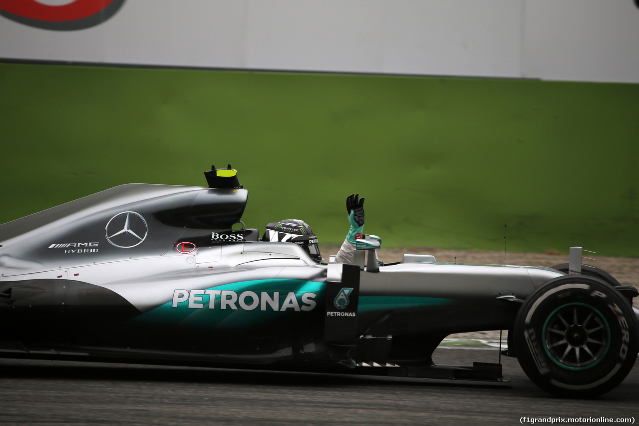 GP ITALIA, 04.09.2016 - Gara, Nico Rosberg (GER) Mercedes AMG F1 W07 Hybrid vincitore waves to the fans