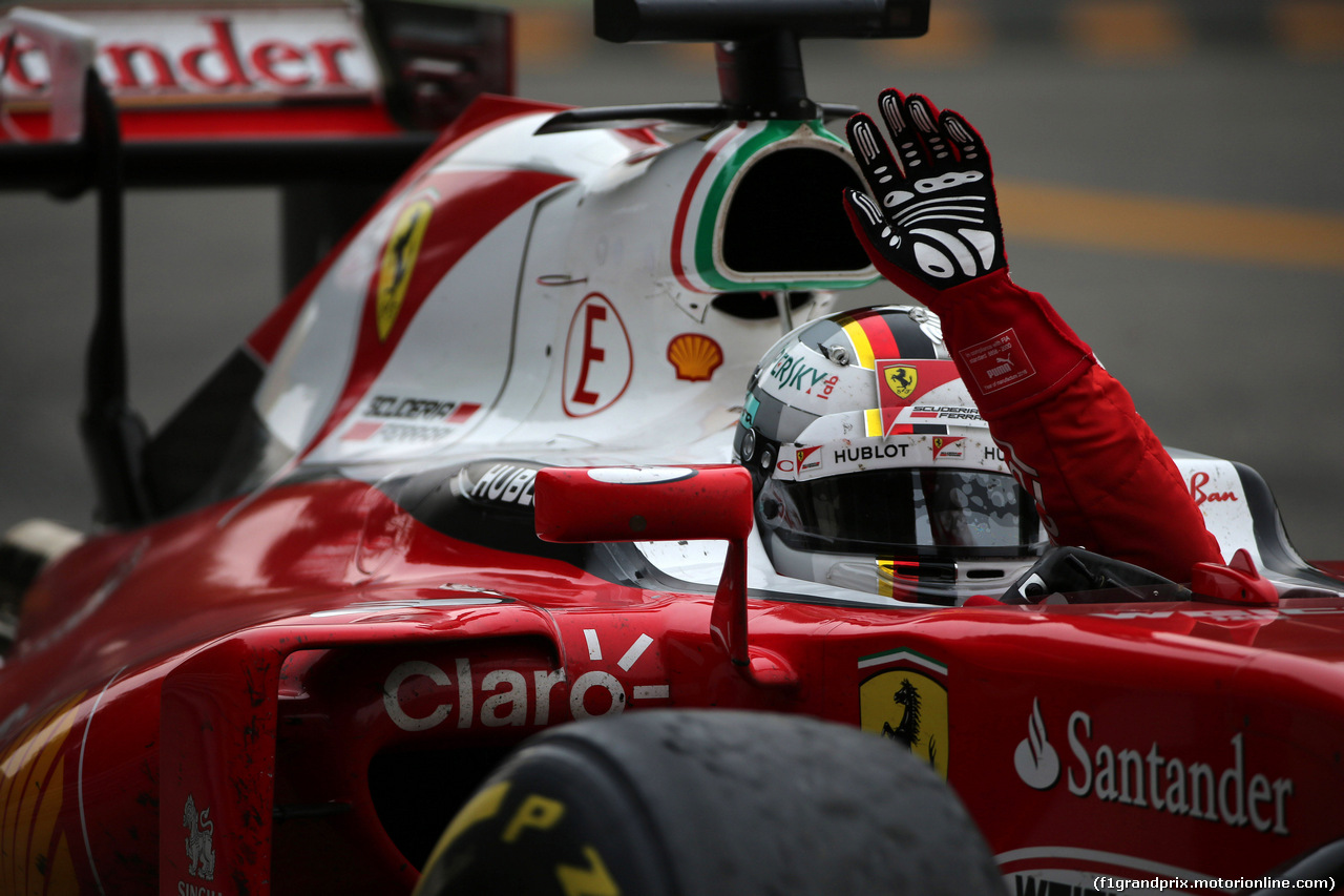 GP ITALIA, 04.09.2016 - Gara, Sebastian Vettel (GER) Ferrari SF16-H 3rd placed waves to the fans