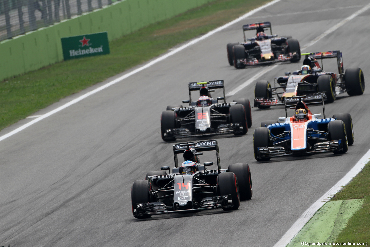 GP ITALIA, 04.09.2016 - Gara, Fernando Alonso (ESP) McLaren Honda MP4-31 davanti a Pascal Wehrlein (GER) Manor Racing MRT05