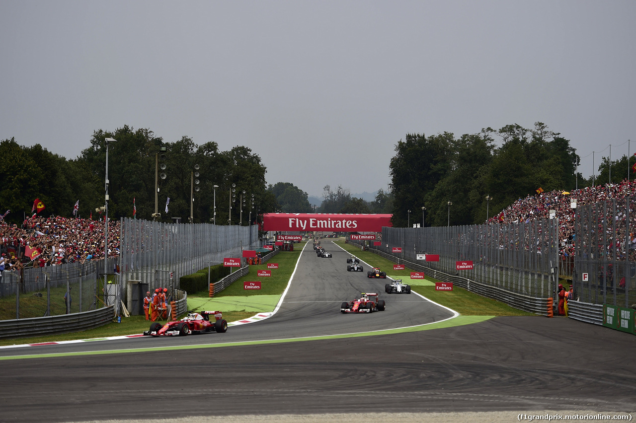 GP ITALIA, 04.09.2016 - Gara, Sebastian Vettel (GER) Ferrari SF16-H davanti a Kimi Raikkonen (FIN) Ferrari SF16-H