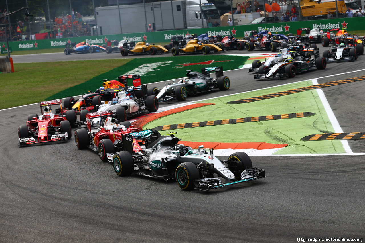 GP ITALIA, 04.09.2016 - Gara, Start of the race Nico Rosberg (GER) Mercedes AMG F1 W07 Hybrid davanti a Sebastian Vettel (GER) Ferrari SF16-H