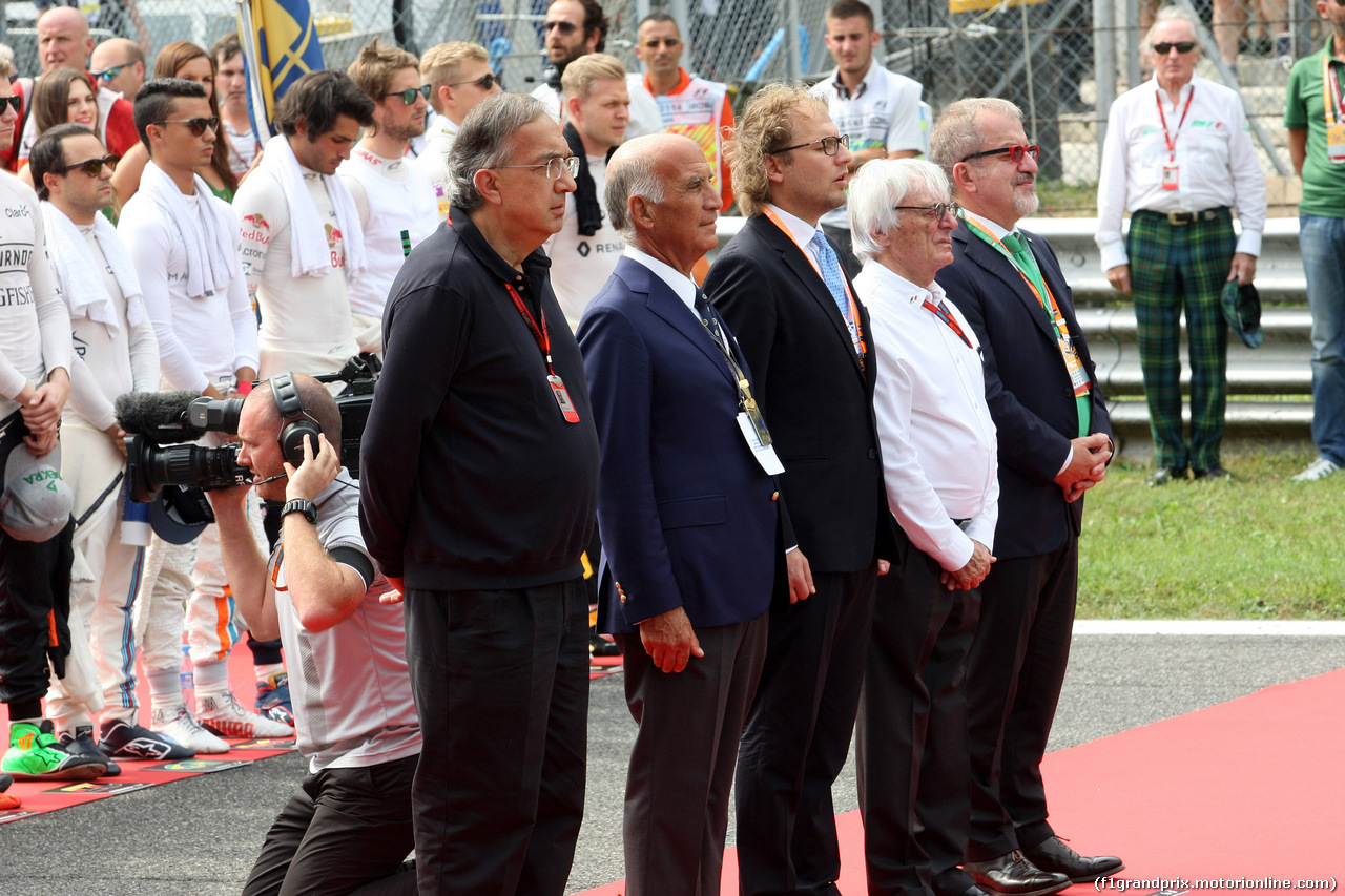 GP ITALIA, 04.09.2016 - Gara, The drives observe the national anthem with Sergio Marchionne (ITA), Ferrari President e CEO of Fiat Chrysler Automobiles, Dr. Angelo Sticchi Damiani (ITA) Aci Csai President, Bernie Ecclestone (GBR), President e CEO of FOM e Roberto Marone (ITA President of Lombardia Region