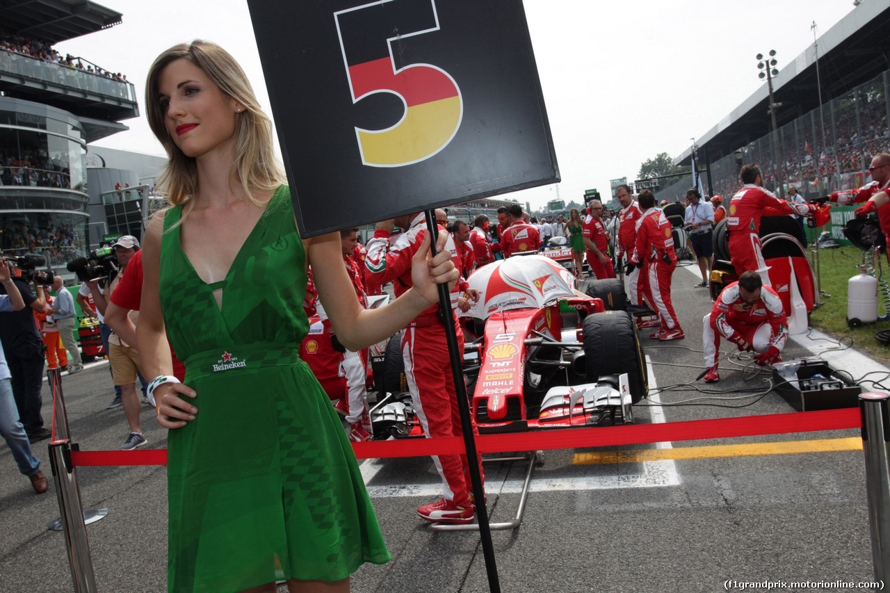 GP ITALIA, 04.09.2016 - Gara, Sebastian Vettel (GER) Ferrari SF16-H e griglia Ragazza