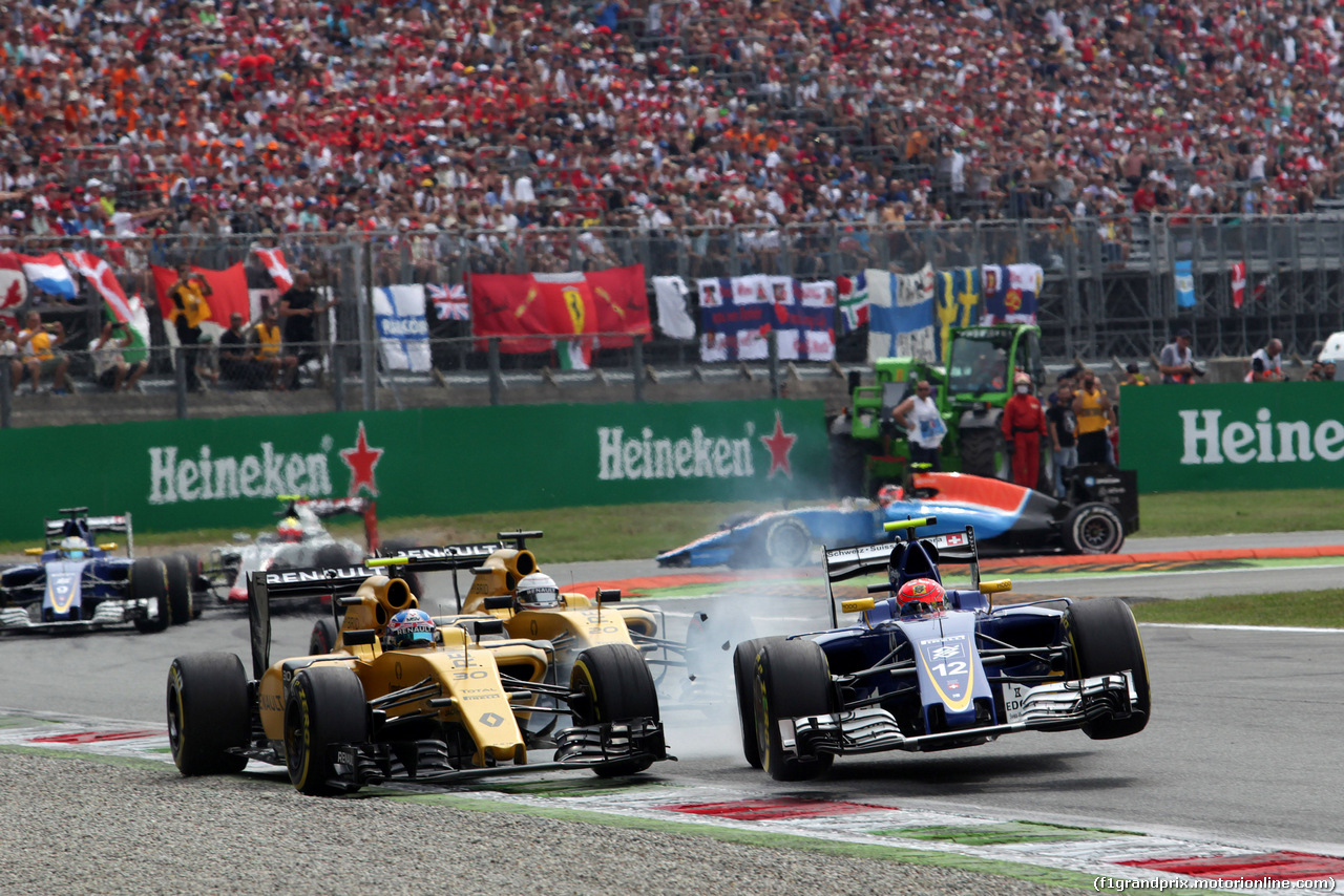 GP ITALIA, 04.09.2016 - Gara, Crash, Jolyon Palmer (GBR) Renault Sport F1 Team RS16, Felipe Nasr (BRA) Sauber C34 e Kevin Magnussen (DEN) Renault Sport F1 Team RS16