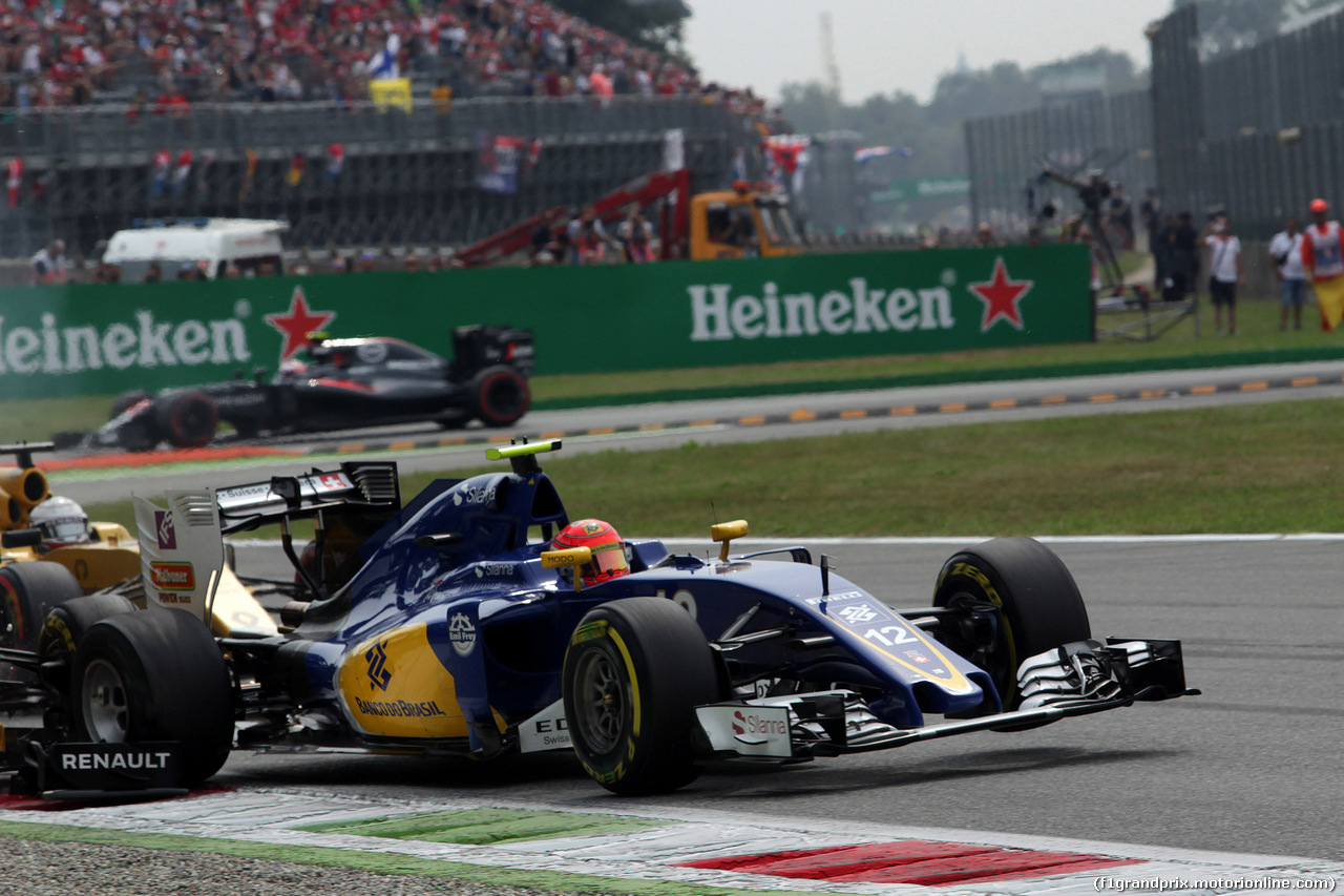 GP ITALIA, 04.09.2016 - Gara, Crash, Jolyon Palmer (GBR) Renault Sport F1 Team RS16, Felipe Nasr (BRA) Sauber C34 e Kevin Magnussen (DEN) Renault Sport F1 Team RS16