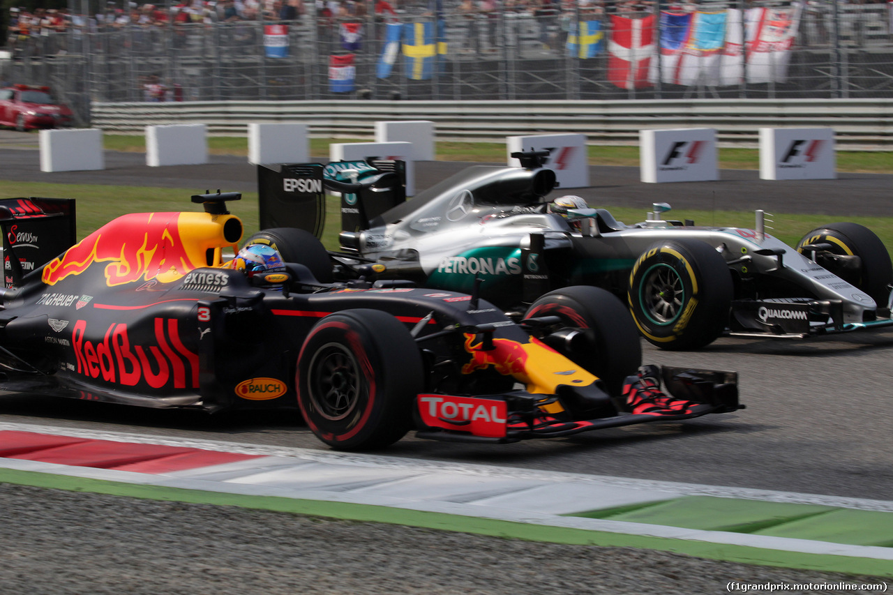 GP ITALIA, 03.09.2016 - Prove Libere 3, Daniel Ricciardo (AUS) Red Bull Racing RB12 e Lewis Hamilton (GBR) Mercedes AMG F1 W07 Hybrid