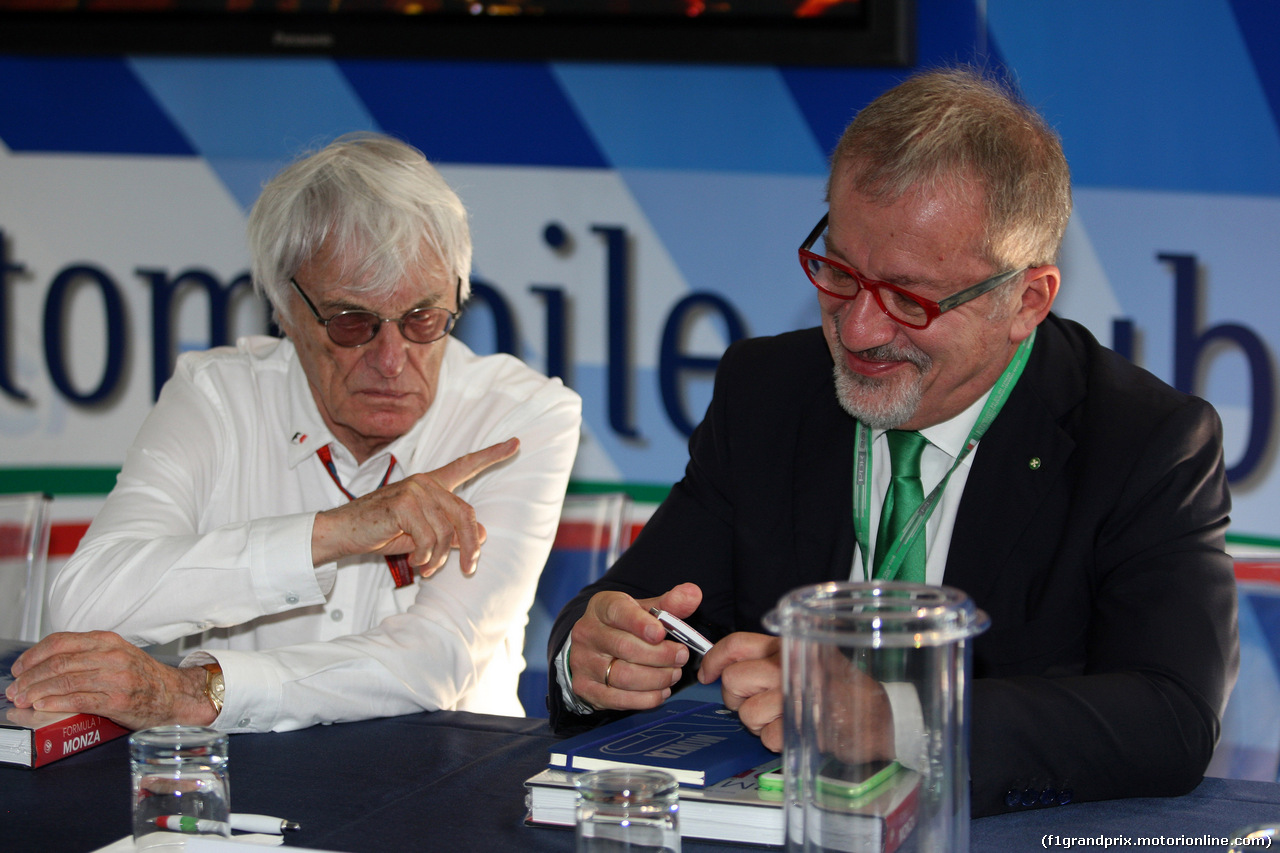 GP ITALIA, 02.09.2016 - Aci finalize Monza agreement with FOM, (L-R) Bernie Ecclestone (GBR), President e CEO of FOM e Roberto Maroni (ITA) Lombardia Region President