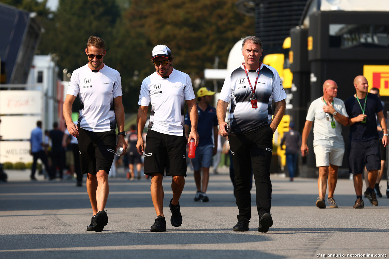 GP ITALIA, 02.09.2016 - Jenson Button (GBR)  McLaren Honda MP4-31 e Fernando Alonso (ESP) McLaren Honda MP4-31