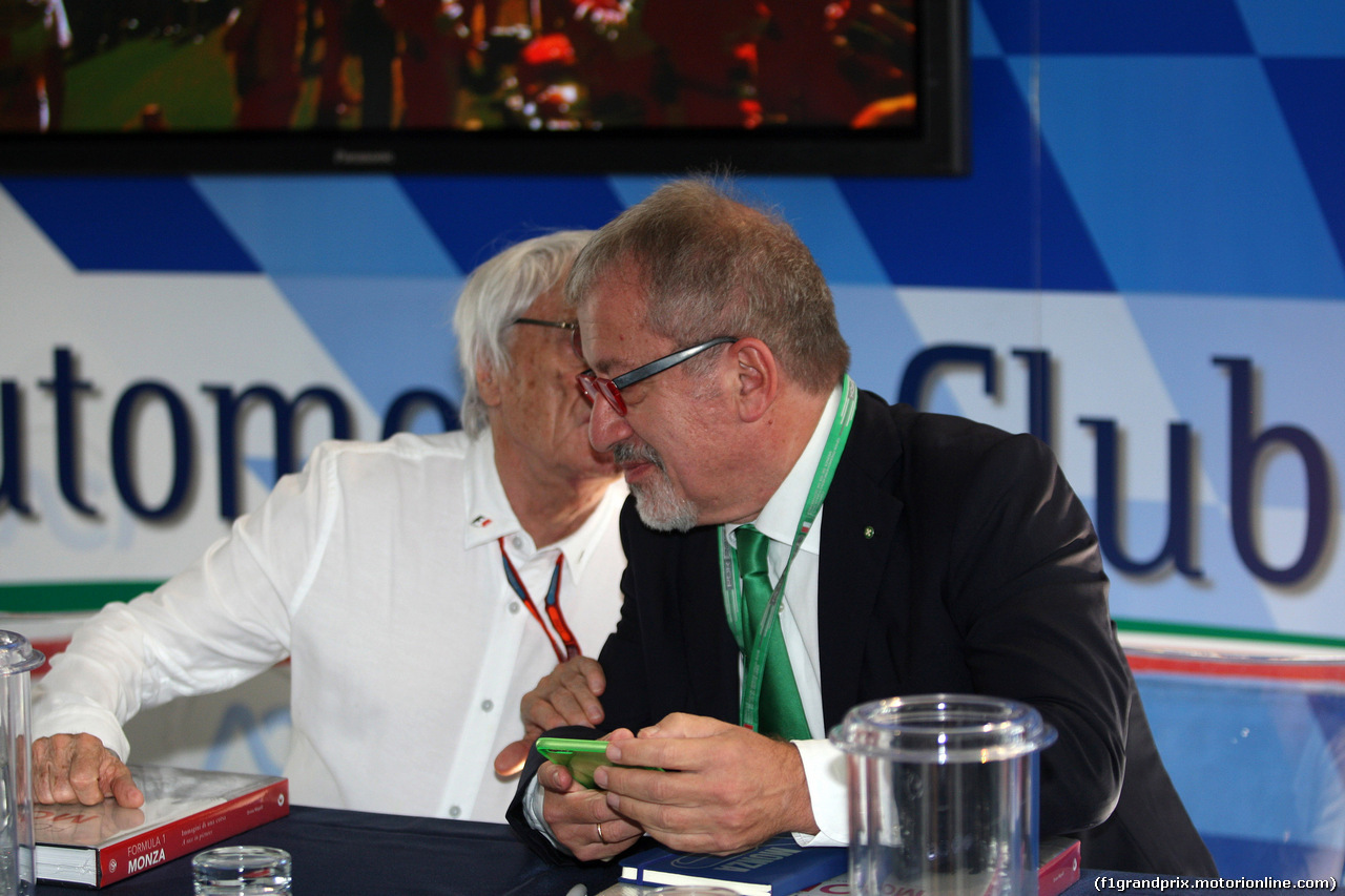 GP ITALIA, 02.09.2016 - Aci finalize Monza agreement with FOM, (L-R) Bernie Ecclestone (GBR), President e CEO of FOM e Roberto Maroni (ITA) Lombardia Region President