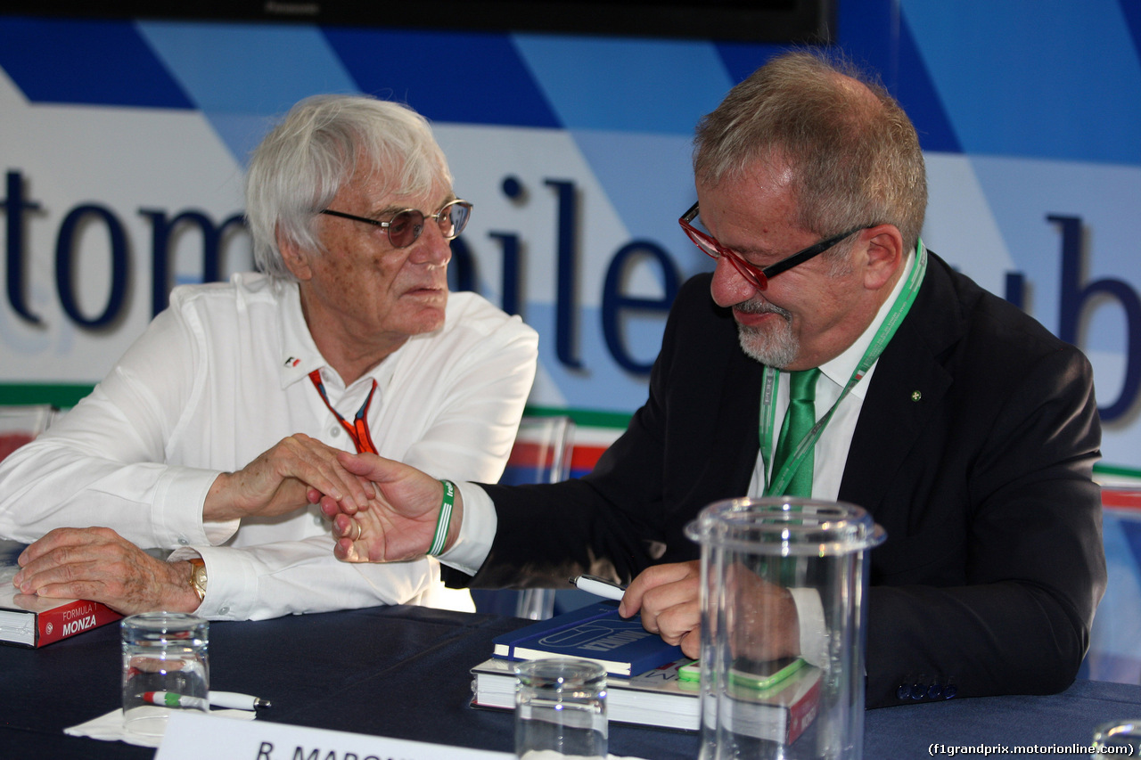 GP ITALIA, 02.09.2016 - Aci finalize Monza agreement with FOM, (L-R) Bernie Ecclestone (GBR), President e CEO of FOM e Roberto Maroni (ITA) Lombardia Region President