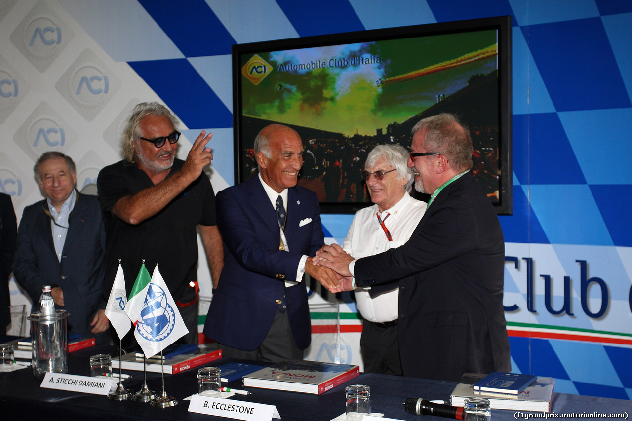 GP ITALIA, 02.09.2016 - Aci finalize Monza agreement with FOM, (L-R) Flavio Briatore (ITA), Dr. Angelo Sticchi Damiani (ITA) Aci Csai President, Bernie Ecclestone (GBR), President e CEO of FOM e Roberto Maroni (ITA) Lombardia Region President