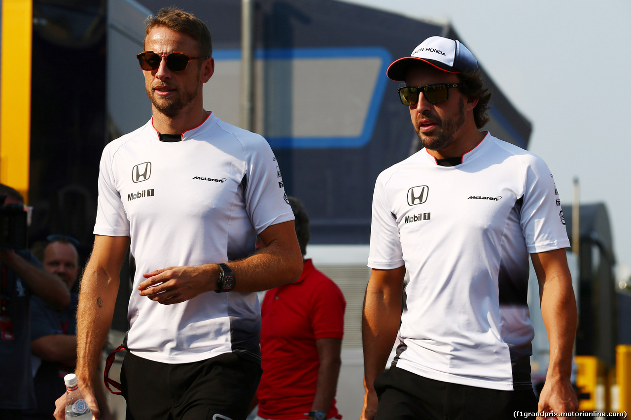 GP ITALIA, 02.09.2016 - Jenson Button (GBR)  McLaren Honda MP4-31 e Fernando Alonso (ESP) McLaren Honda MP4-31