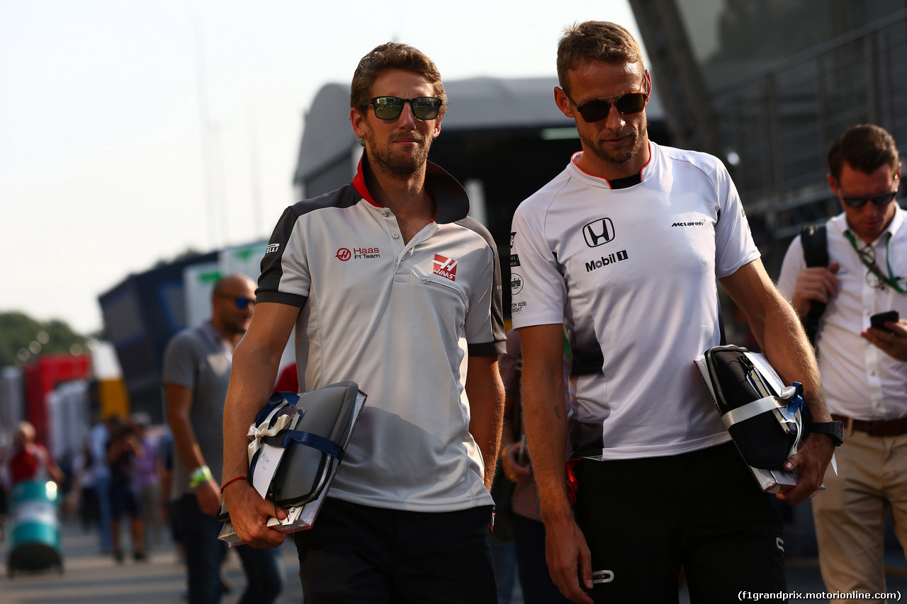 GP ITALIA, 02.09.2016 - Romain Grosjean (FRA) Haas F1 Team VF-16 e Jenson Button (GBR)  McLaren Honda MP4-31