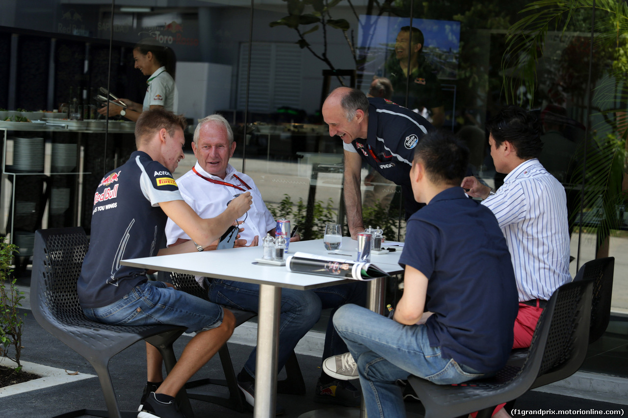 GP MALESIA, 02.10.2016 - (L-R) Daniil Kvyat (RUS) Scuderia Toro Rosso STR11, Helmut Marko (AUT), Red Bull Racing, Red Bull Advisor e Franz Tost, Scuderia Toro Rosso, Team Principal