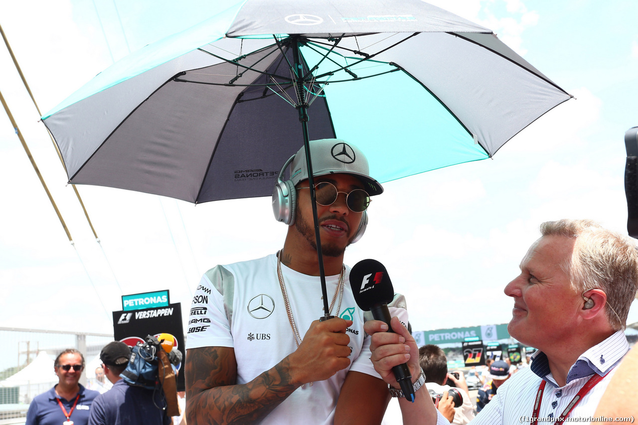 GP MALESIA, 02.10.2016 - Lewis Hamilton (GBR) Mercedes AMG F1 W07 Hybrid e Johnny Herbert (GBR),
