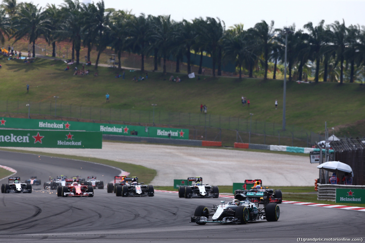GP MALESIA, 02.10.2016 - Gara, Start of the race, Lewis Hamilton (GBR) Mercedes AMG F1 W07 Hybrid
