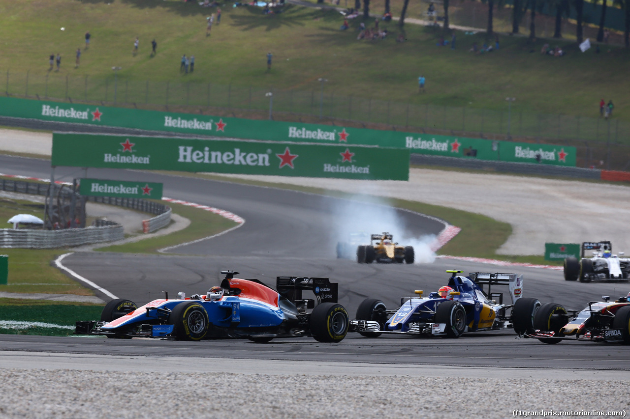 GP MALESIA, 02.10.2016 - Gara, Pascal Wehrlein (GER) Manor Racing MRT05 e Felipe Nasr (BRA) Sauber C34