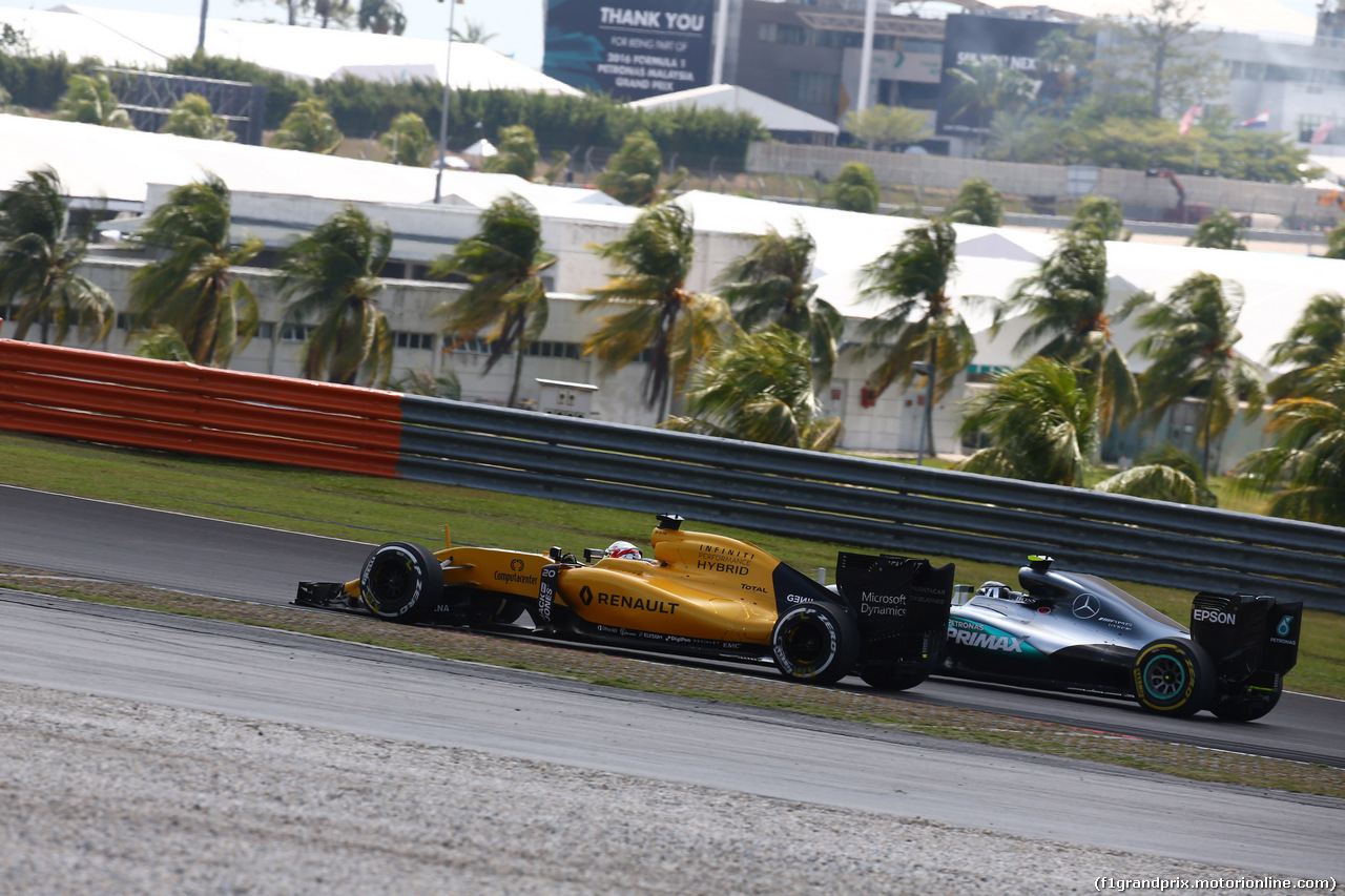 GP MALESIA, 02.10.2016 - Gara, Kevin Magnussen (DEN) Renault Sport F1 Team RS16 e Nico Rosberg (GER) Mercedes AMG F1 W07 Hybrid