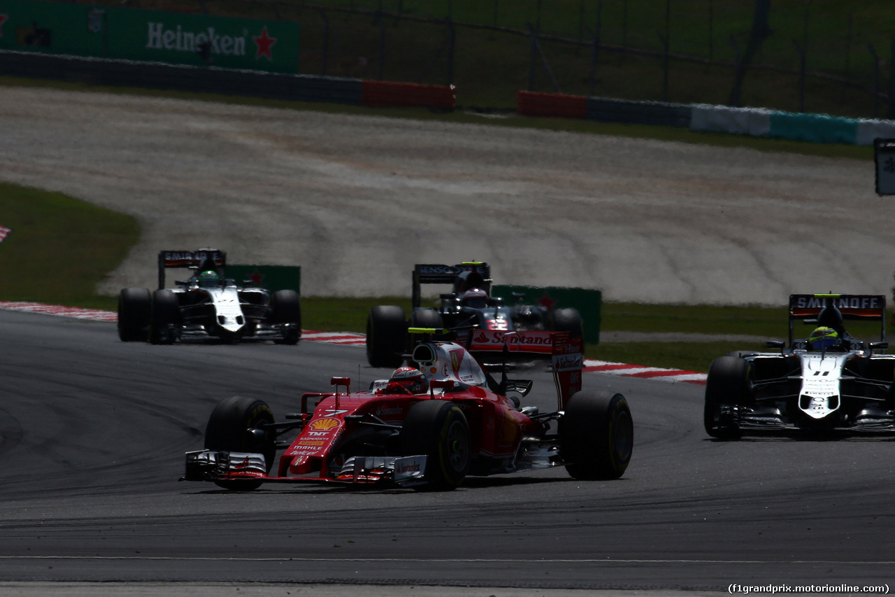 GP MALESIA, 02.10.2016 - Gara, Kimi Raikkonen (FIN) Ferrari SF16-H davanti a Sergio Perez (MEX) Sahara Force India F1 VJM09