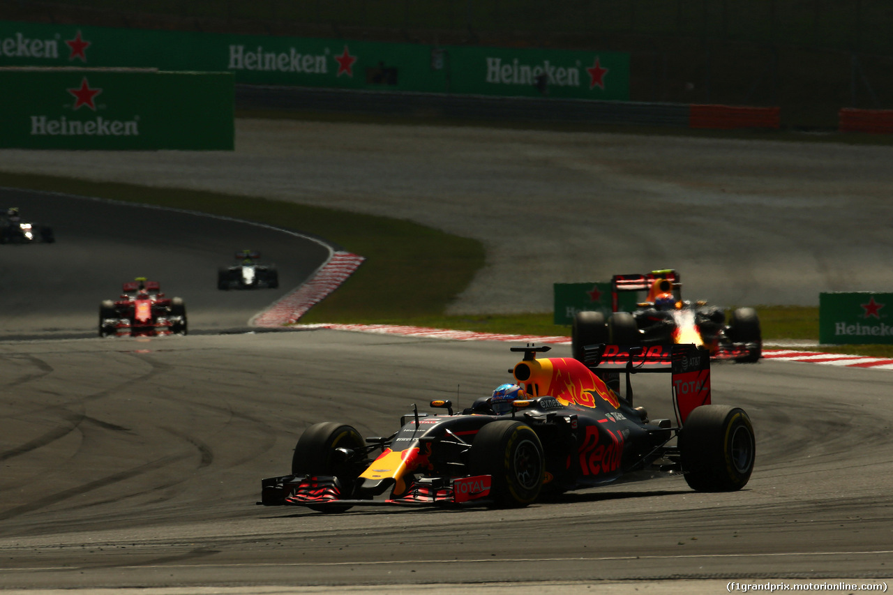 GP MALESIA, 02.10.2016 - Gara, Daniel Ricciardo (AUS) Red Bull Racing RB12 davanti a Max Verstappen (NED) Red Bull Racing RB12