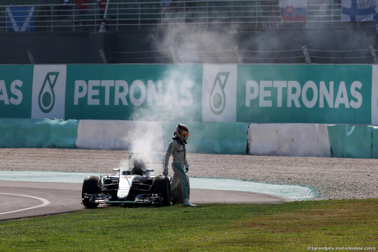 GP MALESIA, 02.10.2016 - Gara, Lewis Hamilton (GBR) Mercedes AMG F1 W07 Hybrid retires from the race