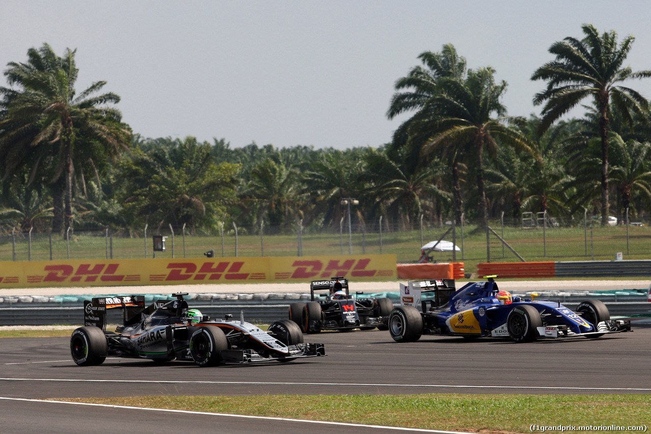 GP MALESIA, 02.10.2016 - Gara, Nico Hulkenberg (GER) Sahara Force India F1 VJM09 e Felipe Nasr (BRA) Sauber C34