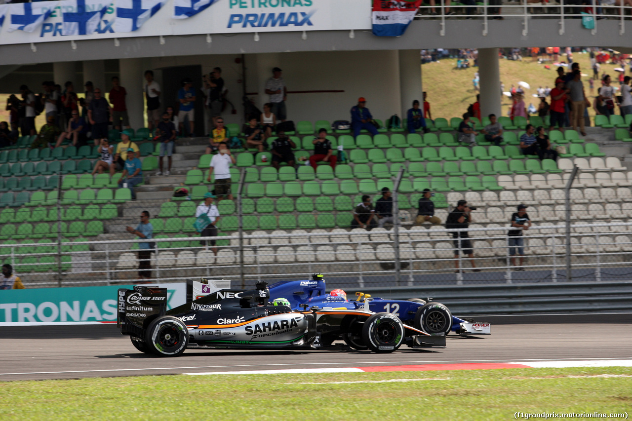 GP MALESIA, 02.10.2016 - Gara, Nico Hulkenberg (GER) Sahara Force India F1 VJM09 e Felipe Nasr (BRA) Sauber C34