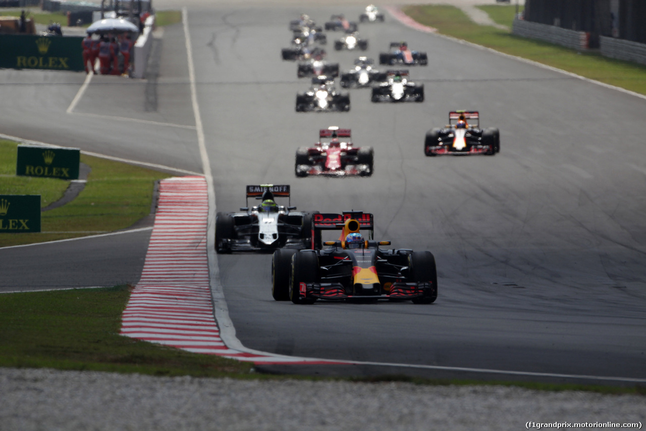 GP MALESIA, 02.10.2016 - Gara, Daniel Ricciardo (AUS) Red Bull Racing RB12 davanti a Sergio Perez (MEX) Sahara Force India F1 VJM09