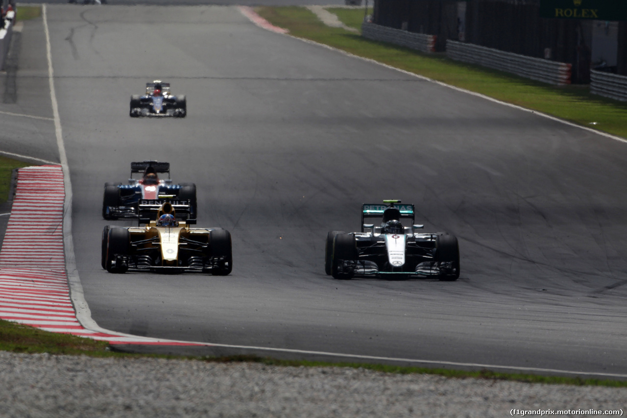 GP MALESIA, 02.10.2016 - Gara, Jolyon Palmer (GBR) Renault Sport F1 Team RS16 e Nico Rosberg (GER) Mercedes AMG F1 W07 Hybrid