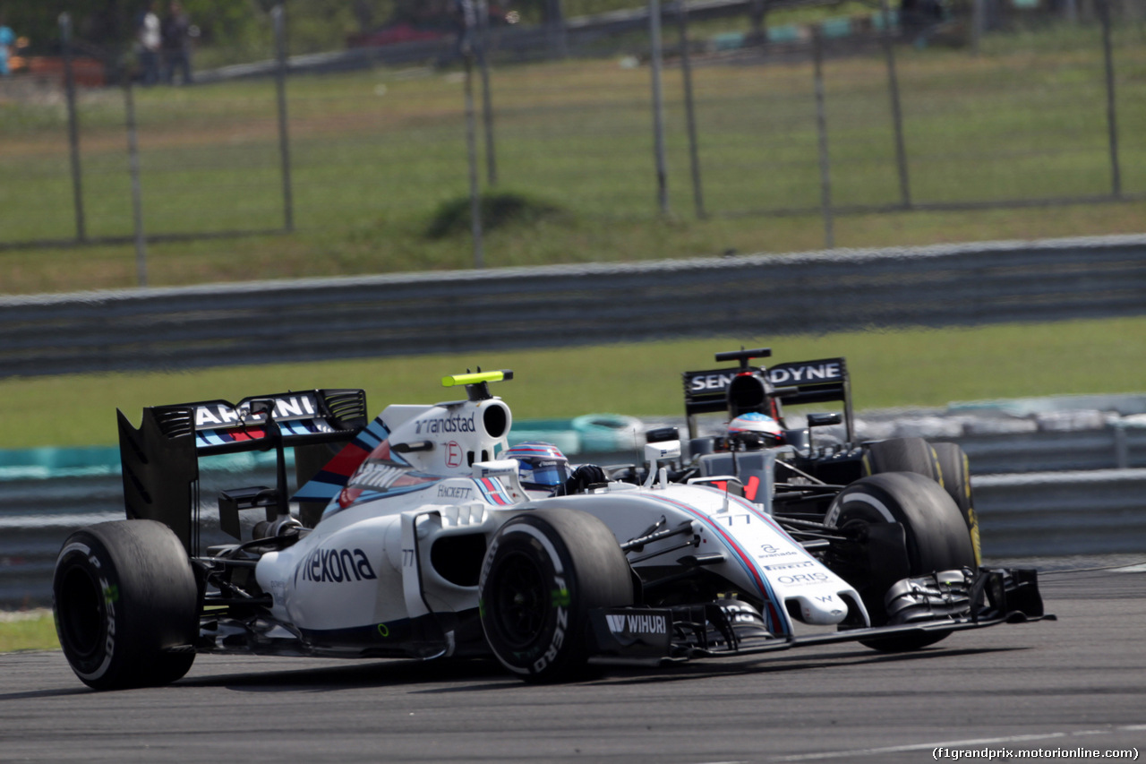 GP MALESIA, 02.10.2016 - Gara, Valtteri Bottas (FIN) Williams FW38 e Fernando Alonso (ESP) McLaren Honda MP4-31