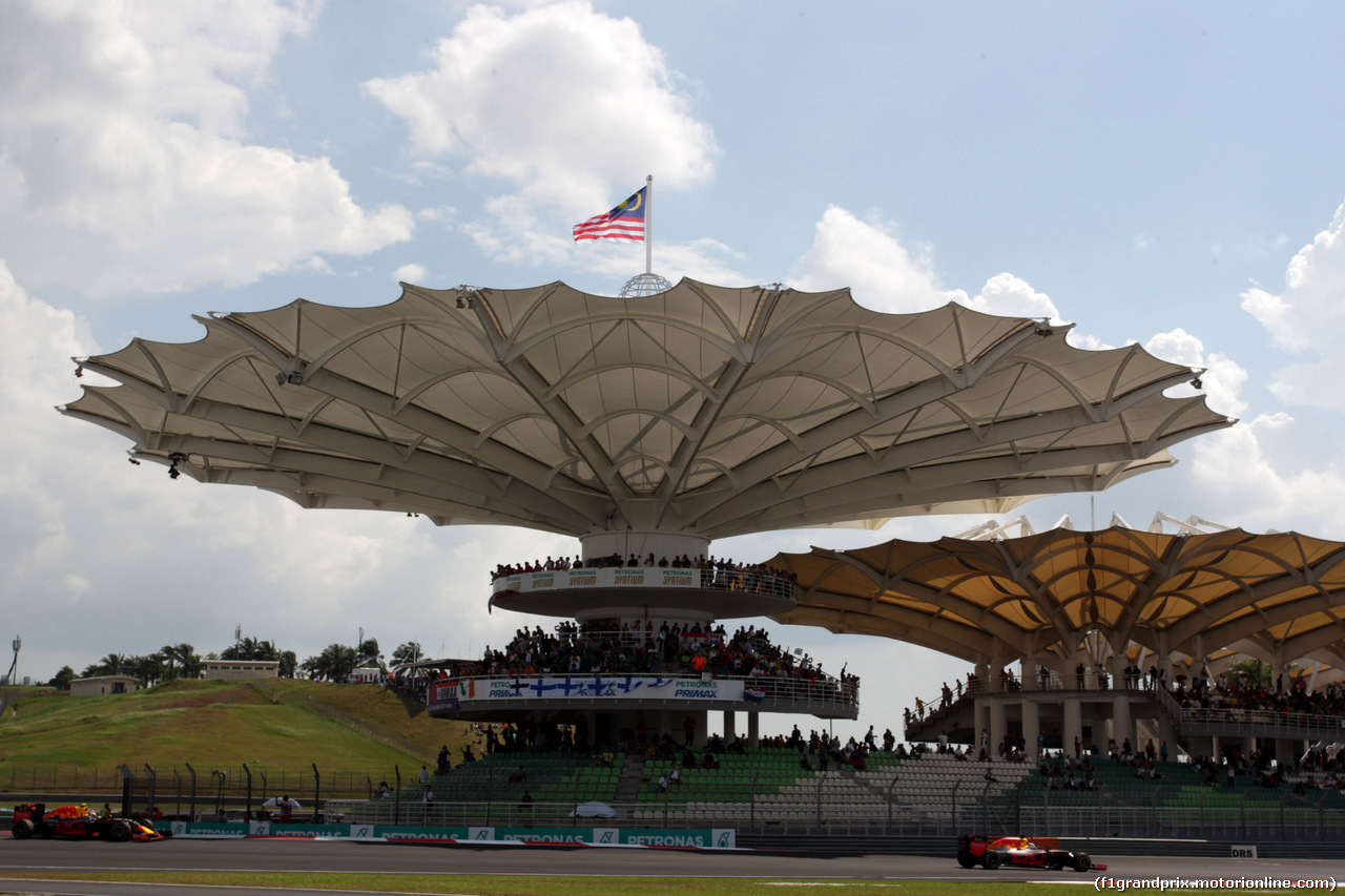 GP MALESIA, 02.10.2016 - Gara, Daniel Ricciardo (AUS) Red Bull Racing RB12 davanti a Max Verstappen (NED) Red Bull Racing RB12