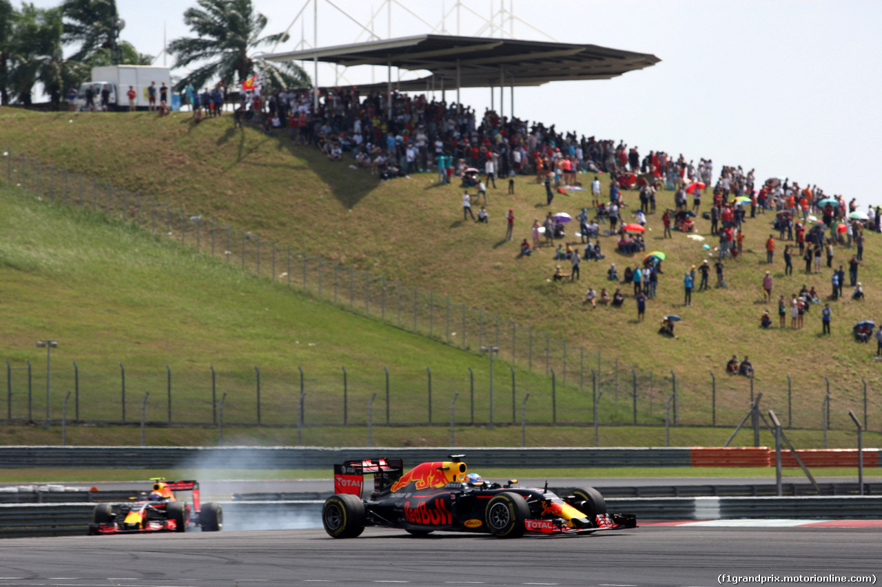 GP MALESIA, 02.10.2016 - Gara, Daniel Ricciardo (AUS) Red Bull Racing RB12 davanti a Max Verstappen (NED) Red Bull Racing RB12