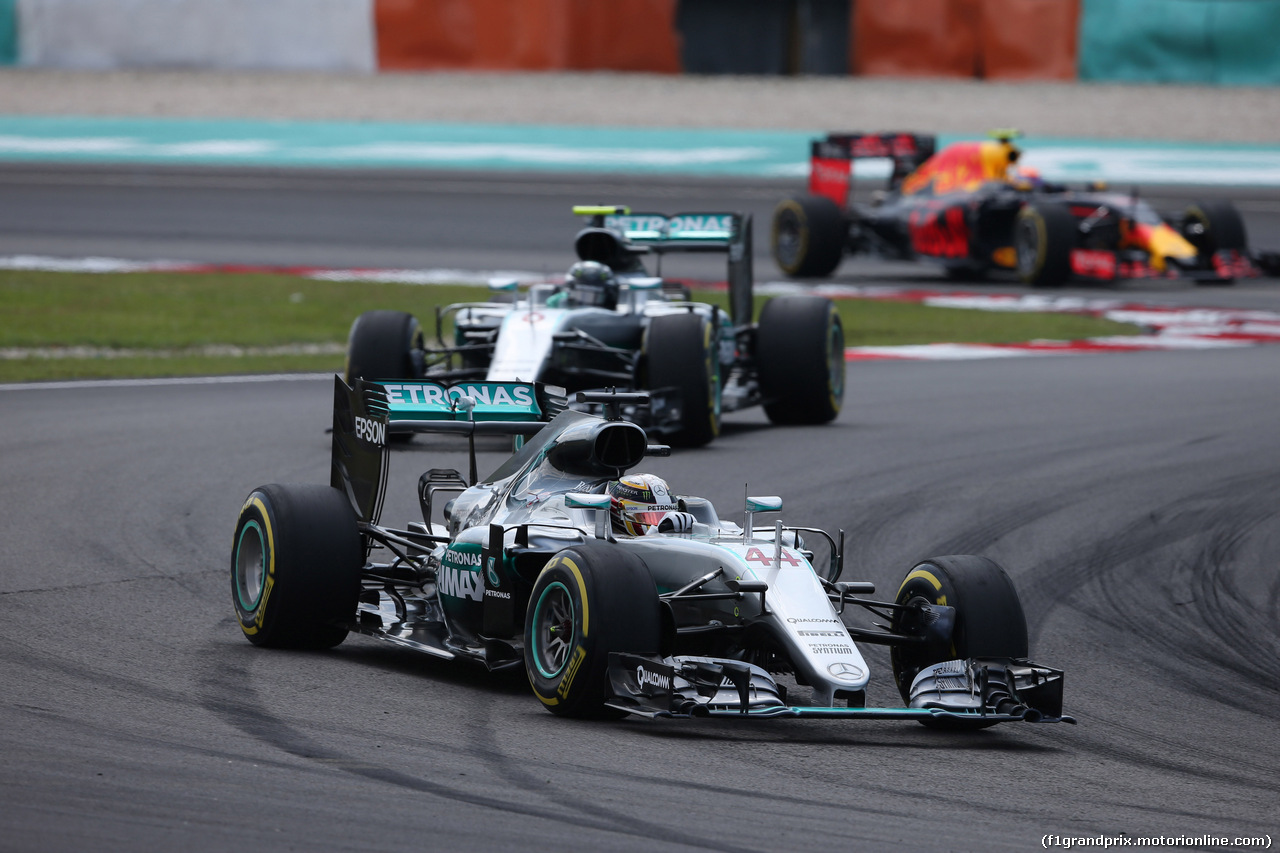 GP MALESIA, 02.10.2016 - Gara, Lewis Hamilton (GBR) Mercedes AMG F1 W07 Hybrid davanti a Nico Rosberg (GER) Mercedes AMG F1 W07 Hybrid