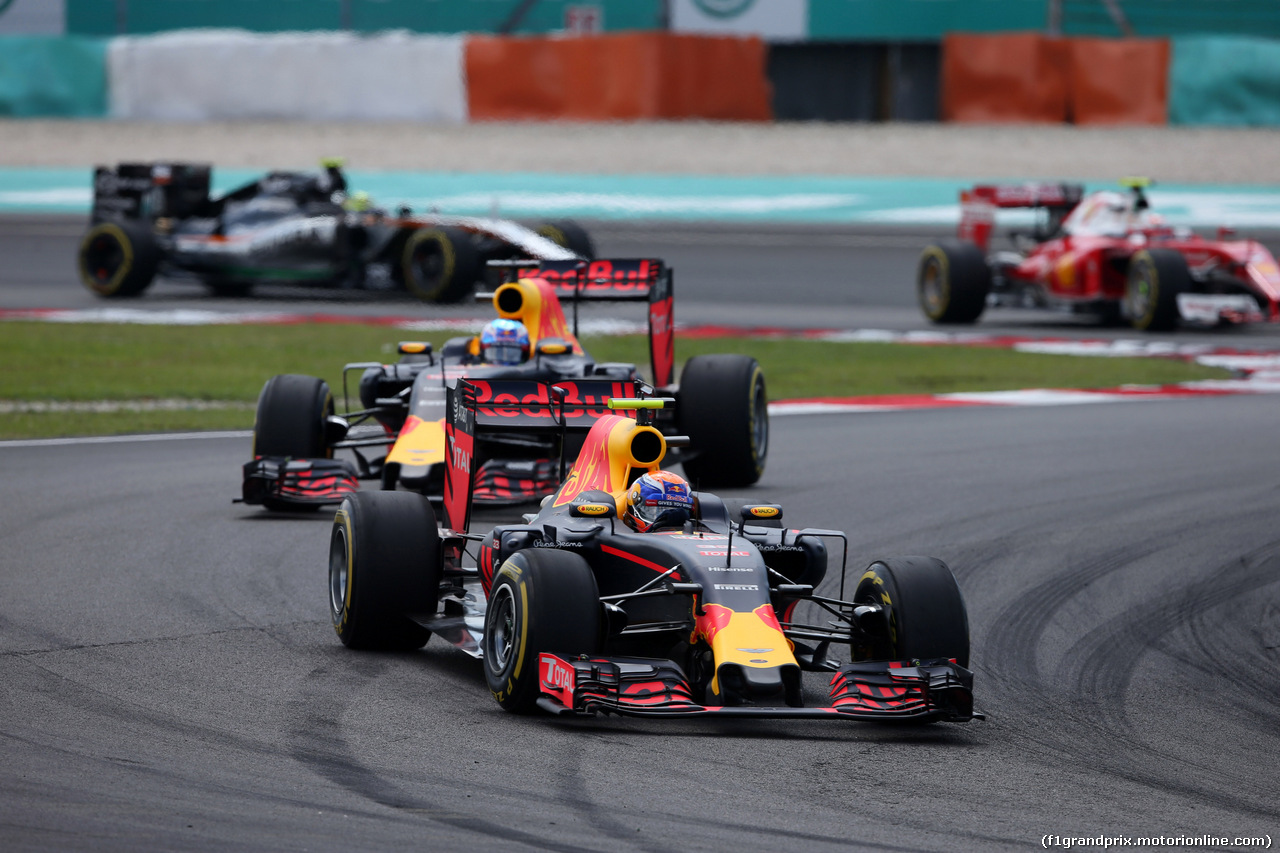 GP MALESIA, 02.10.2016 - Gara, Max Verstappen (NED) Red Bull Racing RB12 davanti a Daniel Ricciardo (AUS) Red Bull Racing RB12