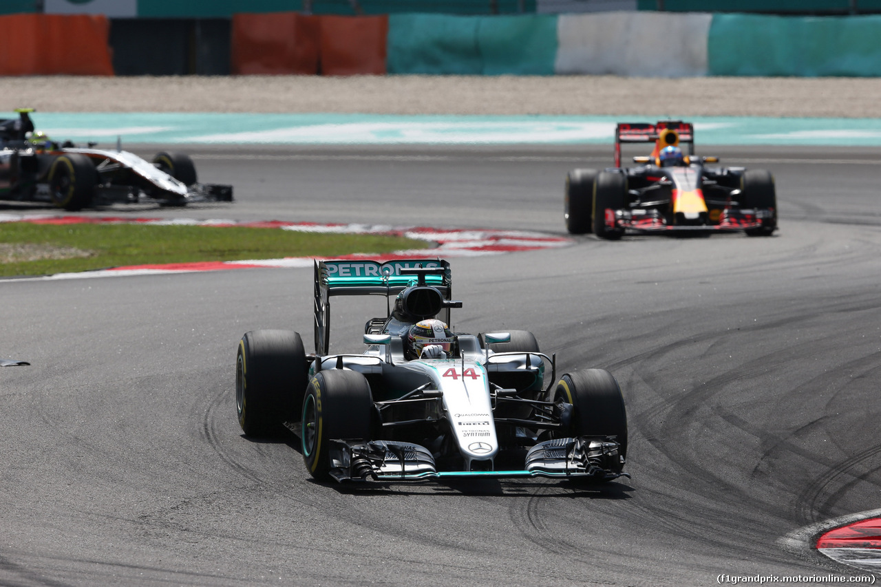 GP MALESIA, 02.10.2016 - Gara, Lewis Hamilton (GBR) Mercedes AMG F1 W07 Hybrid davanti a Daniel Ricciardo (AUS) Red Bull Racing RB12