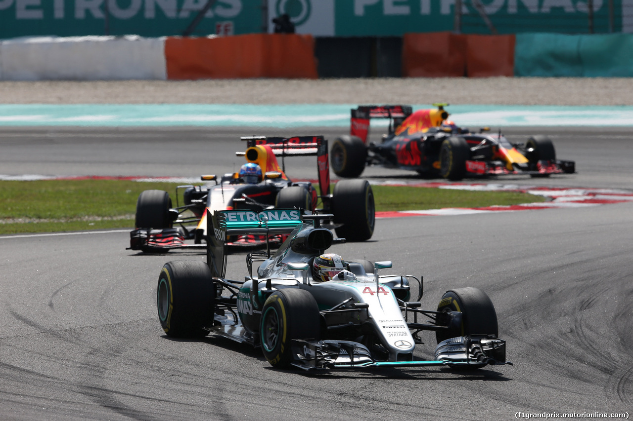 GP MALESIA, 02.10.2016 - Gara, Lewis Hamilton (GBR) Mercedes AMG F1 W07 Hybrid davanti a Daniel Ricciardo (AUS) Red Bull Racing RB12