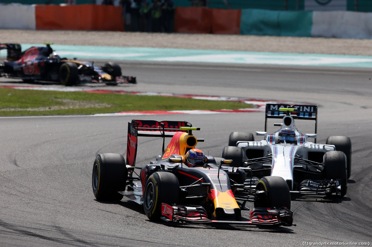 GP MALESIA, 02.10.2016 - Gara, Max Verstappen (NED) Red Bull Racing RB12 e Valtteri Bottas (FIN) Williams FW38