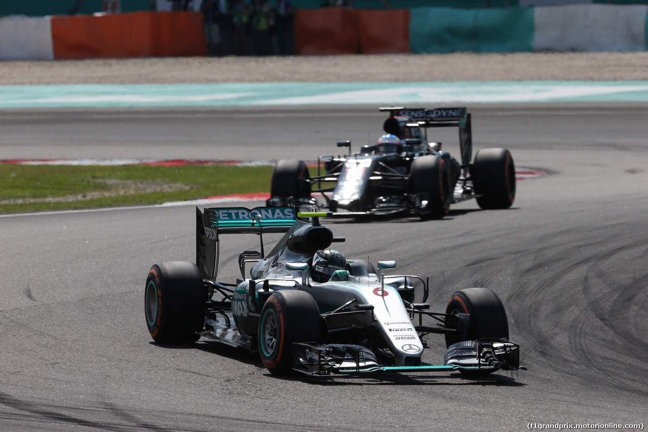 GP MALESIA, 02.10.2016 - Gara, Nico Rosberg (GER) Mercedes AMG F1 W07 Hybrid davanti a Fernando Alonso (ESP) McLaren Honda MP4-31
