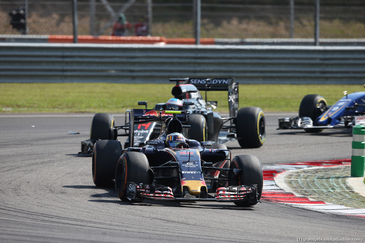GP MALESIA, 02.10.2016 - Gara, Carlos Sainz Jr (ESP) Scuderia Toro Rosso STR11 davanti a Fernando Alonso (ESP) McLaren Honda MP4-31